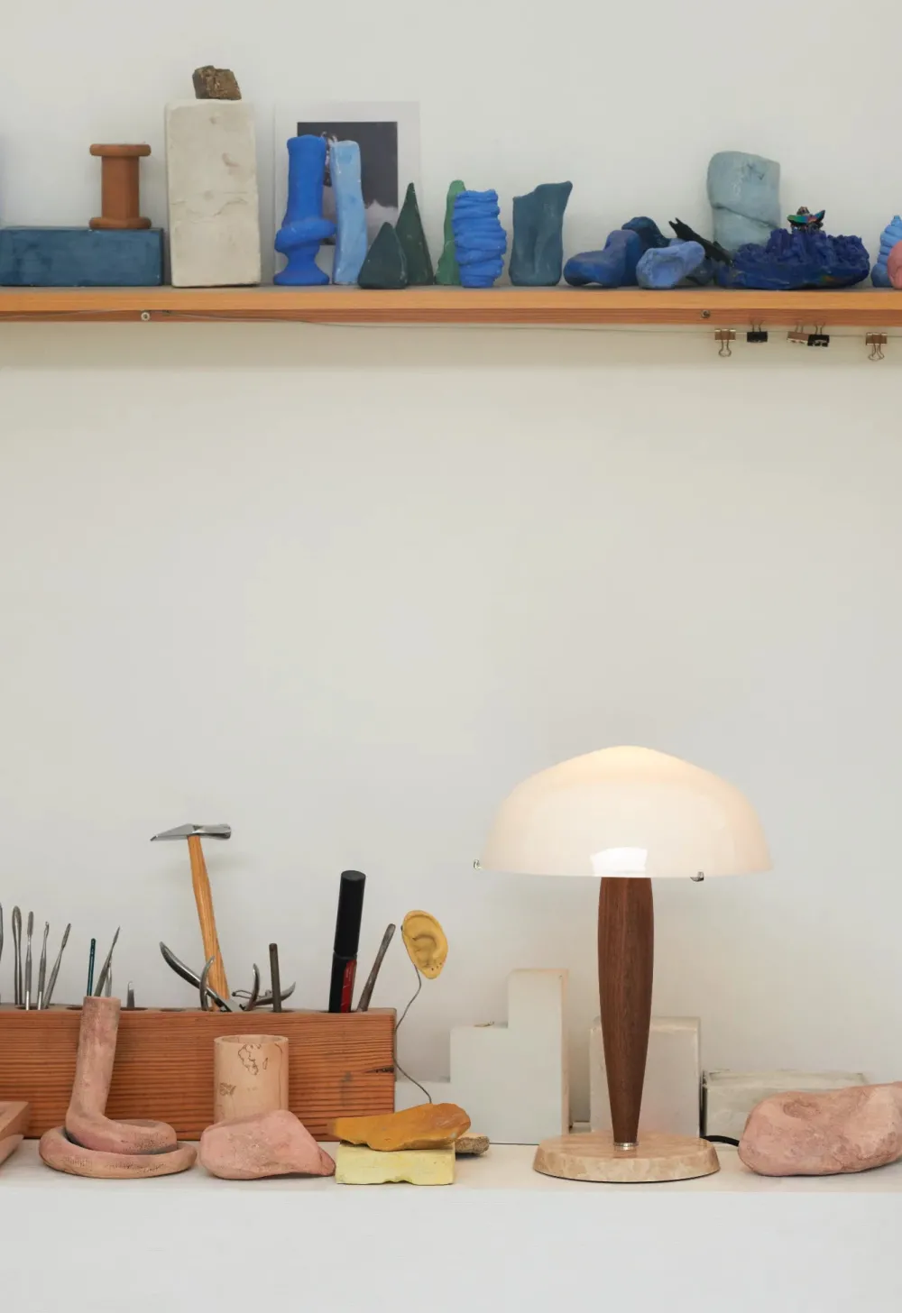 u0026tradition Lampes À Poser|Lampes À Poser>Herman SHY3 Lampes à poser Verre opalin-Noyer-Marbre crème